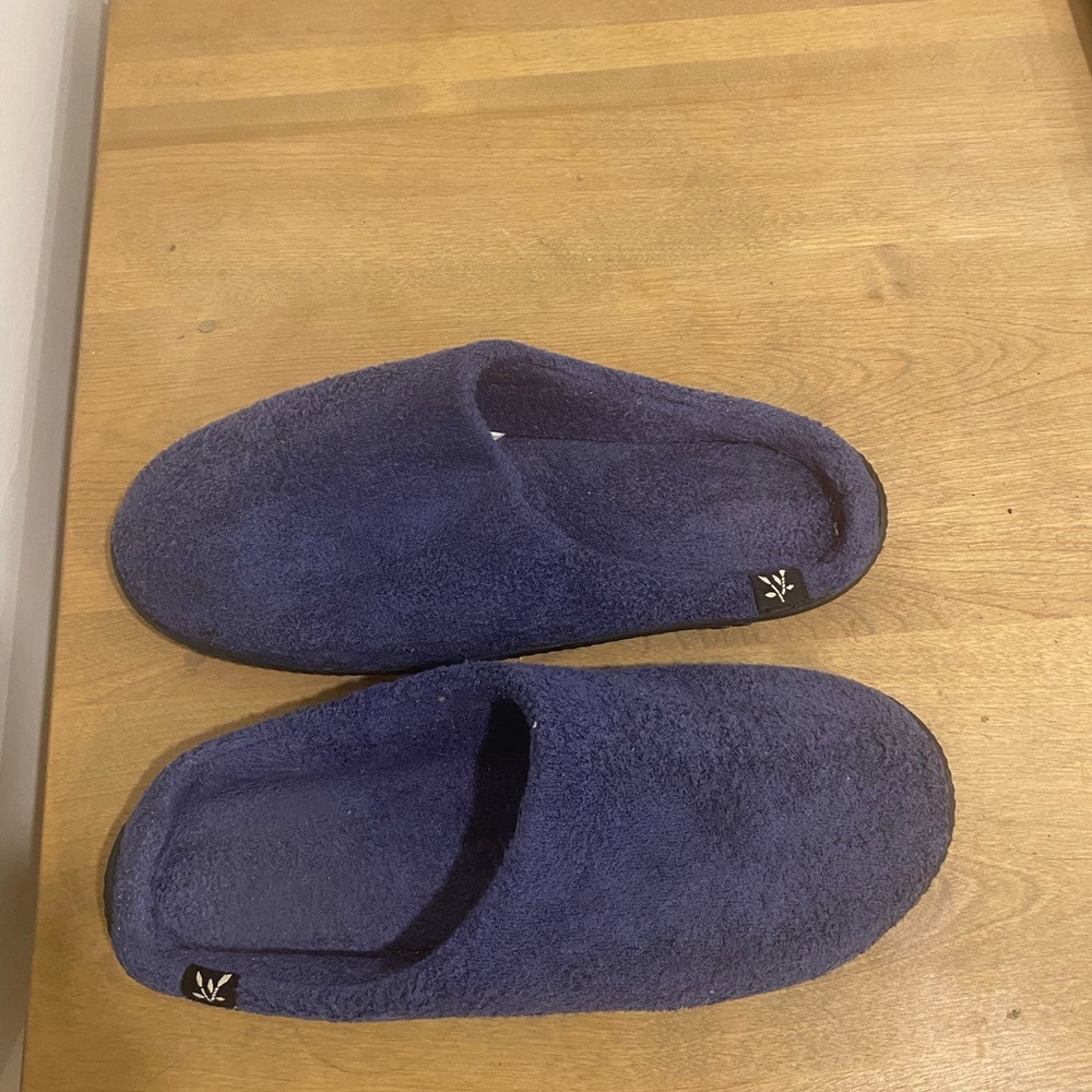 Isotoner Men’s Blue Memory Foam Slippers Size 9 – Cozy Indoor - Picture 4 of 4